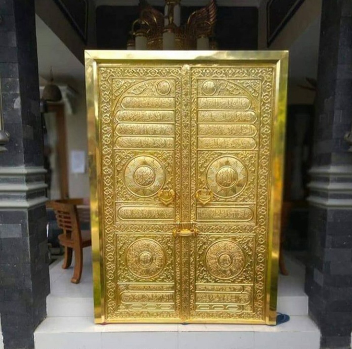 Replika pintu ka'bah