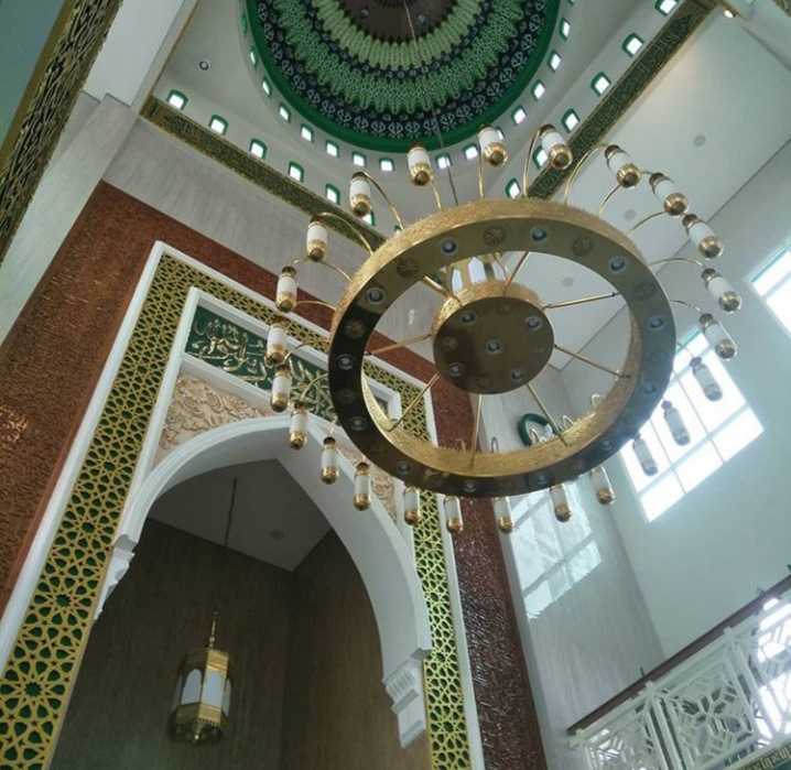Lampu gantung masjid