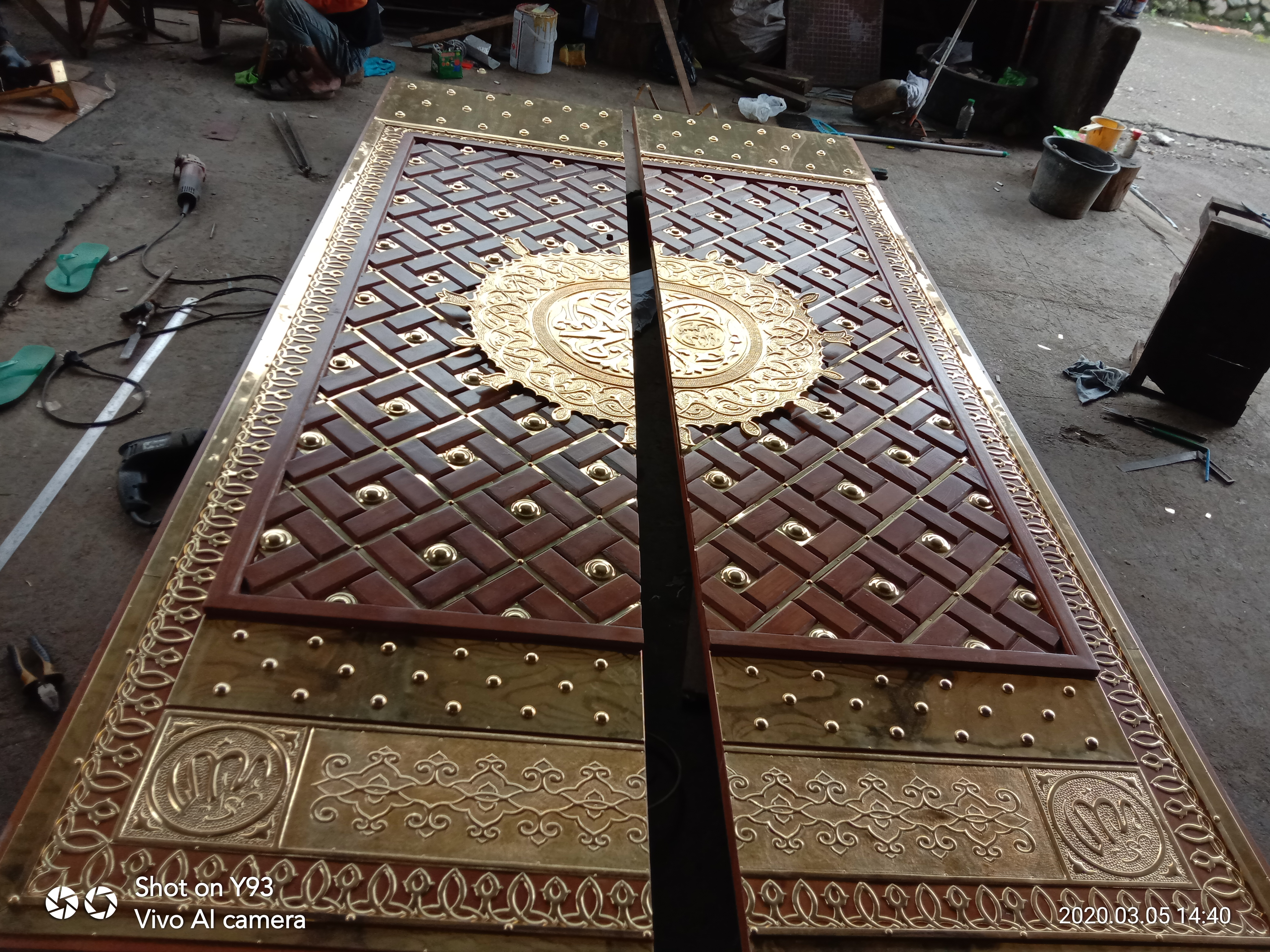 <p><strong>Replika pintu masjid nabawi -&nbsp;</strong>dibuat dengan menggunakan matrial kayu kemudian dilapisi dengan matrial tembaga atau kuningan.replika pintu nabawi banyak digunakan dimasjid masjid di indonesia karene selain memperindah masjid,juga menambah kesan religius.</p><p>Kami&nbsp;<strong>LUCKY ART LOGAM&nbsp;</strong>melayani pembuatan replika pintu nabawi.produk yang kami buat mengutamakan kwalitas,kami pastikan produk yang kami buat ini menggunakan matrial tembaga atau kuningan berkwalitas dan sesuai&nbsp;dengan permintaan.dari matrial kayu&nbsp;kami juga menggunakan kayu yang berkwalitas dan berstandar perhutani.</p><p>untuk anda yang berniat membangun masjid atau renovasi pintu masjid dengan diganti replika pintu nabawi bisa hubungi&nbsp;kami melalui no kami atau chat whatsapp kami.kami juga melayani untuk konsultasi atau pengukuran kelokasi bila diperlukan.</p><p>&nbsp;</p><p>&nbsp;</p>