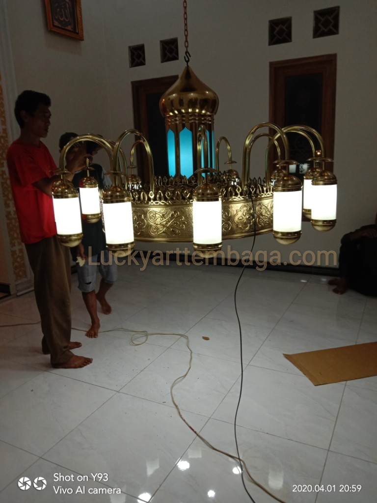 Lampu gantung masjid